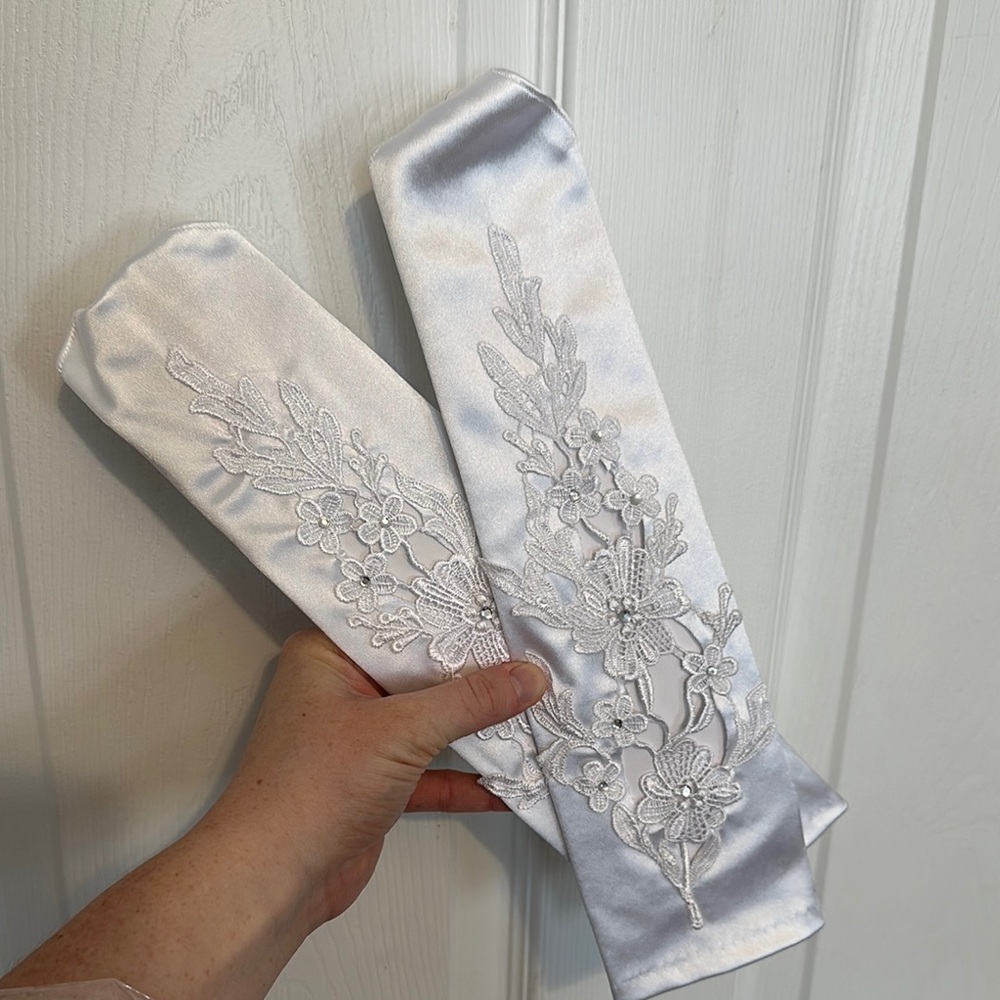 NWOT Bridal Arm Gloves